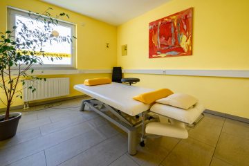 Bild des Gelben Behandlungsraums mit Physioliege